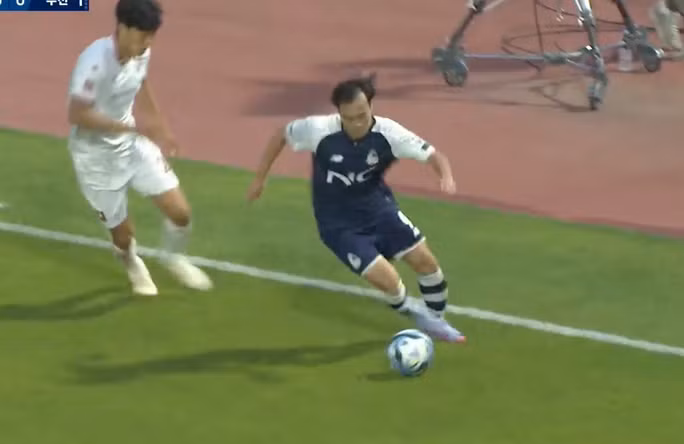 Văn Toàn thi đấu năng nổ bên hành lang cánh phải của Seoul E-Land.