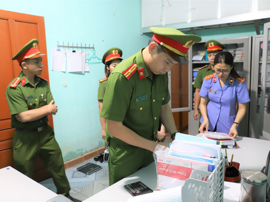 Cơ quan điều tra khám xét nơi làm việc của Nguyễn Thị Mai. (Ảnh: CAHT) Cơ quan điều tra khám xét nơi làm việc của Nguyễn Thị Mai. (Ảnh: CAHT)