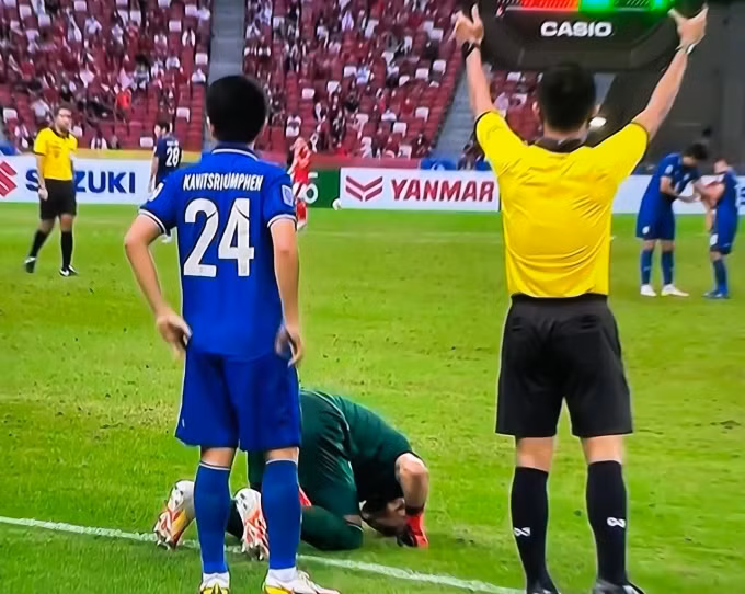 Kawin tỏ ra xúc động khi được vào sân ở phút 75.