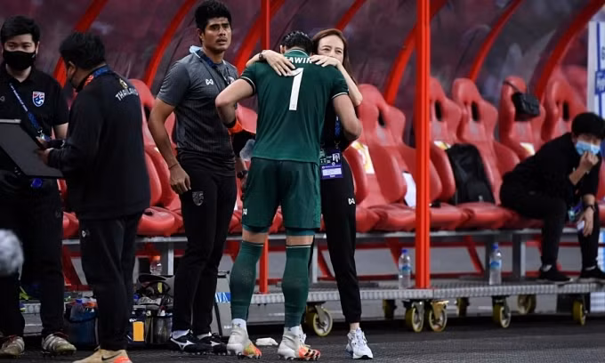 Trưởng đoàn bóng đa Thái Lan Nualphan Lamsam động viên thủ môn Kawin bởi nỗi đau mất bố.