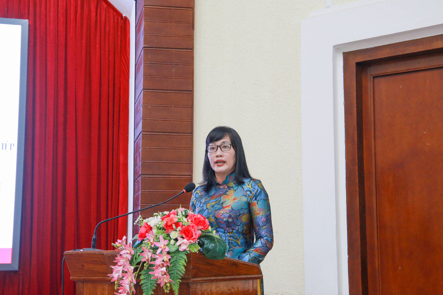 TS Đỗ Thị Xuân Dung – Phó Giám đốc ĐH Huế phát biểu tại buổi lễ.