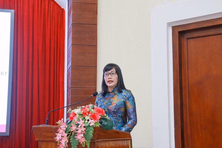 TS Đỗ Thị Xuân Dung – Phó Giám đốc ĐH Huế phát biểu tại buổi lễ.