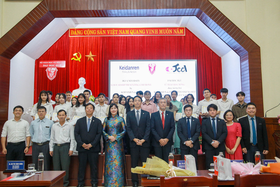 Đại diện ĐH Huế và các tổ chức Nhật Bản chụp ảnh lưu niệm cùng các sinh viên nhận học bổng. (Ảnh: Hoàng Hải)