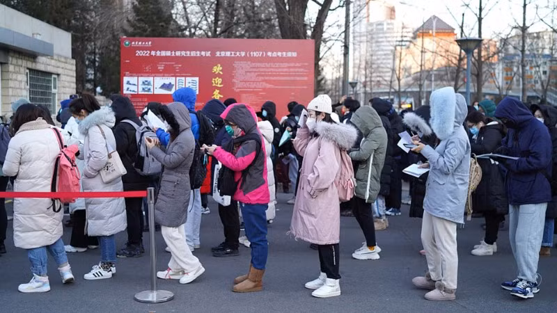Thí sinh Trung Quốc xếp hàng tham gia kỳ thi tuyển sinh sau đại học.