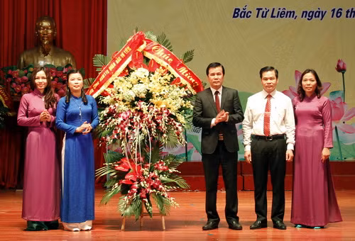 Ông Lê Văn Thư tặng hoa chúc mừng ngành Giáo dục quận Bắc Từ Liêm nhân kỉ niệm Ngày nhà giáo Việt Nam