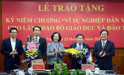 Đồng chí Trương Thị Mai trao tặng Kỷ niệm chương Vì sự nghiệp dân vận cho Thứ trưởng Phạm Mạnh Hùng và Thứ trưởng Bùi Văn Ga. Đồng chí Trương Thị Mai trao tặng Kỷ niệm chương Vì sự nghiệp dân vận cho Thứ trưởng Phạm Mạnh Hùng và Thứ trưởng Bùi Văn Ga.