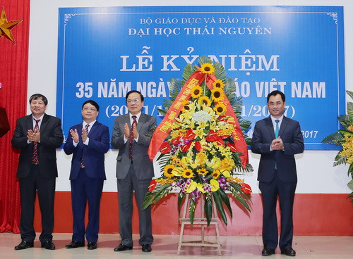 Đồng chí Trịnh Việt Hùng tặng hoa chúc mừng cán bộ, giảng viên ĐHTN Đại học Thái Nguyên nhân kỷ niệm 35 năm Ngày Nhà giáo Việt Nam Đồng chí Trịnh Việt Hùng tặng hoa chúc mừng cán bộ, giảng viên ĐHTN Đại học Thái Nguyên nhân kỷ niệm 35 năm Ngày Nhà giáo Việt Nam