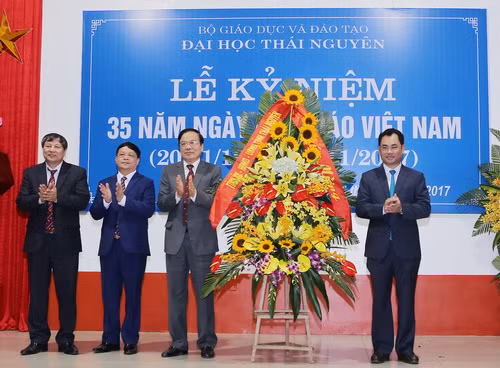 Đồng chí Trịnh Việt Hùng tặng hoa chúc mừng cán bộ, giảng viên ĐHTN Đại học Thái Nguyên nhân kỷ niệm 35 năm Ngày Nhà giáo Việt Nam