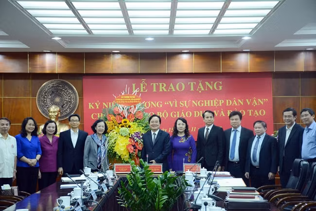 Đồng chí Trương Thị Mai và Phó Thủ tướng Chính phủ Vũ Đức Đam đã tặng hoa chúc mừng Bộ trưởng Phùng Xuân Nhạ và các cán bộ, công chức, viên chức Bộ GD&ĐT nhân kỷ niệm 35 năm Ngày nhà giáo Việt Nam