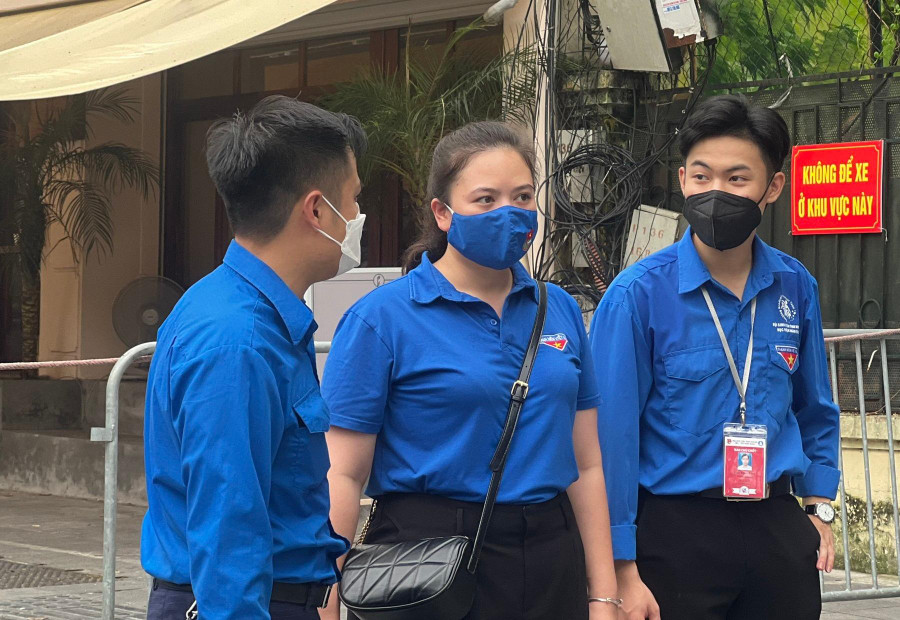 Tình nguyện viên Nguyễn Vân Khánh (giữa) cho biết, nhóm tình nguyện cũng có nguồn lực sẵn như nước, bánh, kẹo để khi các bạn thí sinh cần thì có thể phát cho ngay.