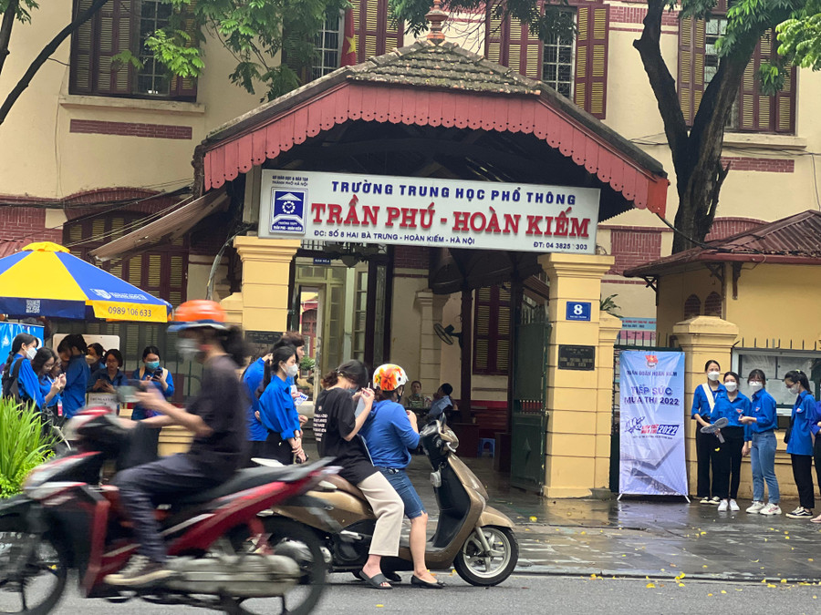 Đồng hành cùng các thí sinh luôn là những bậc cha mẹ.