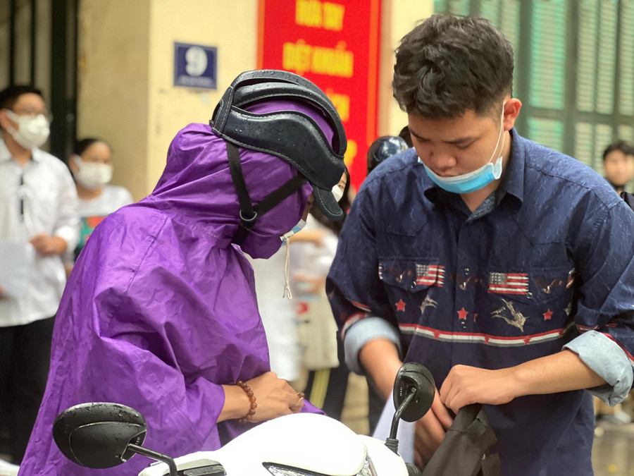 Sau buổi thi, nhiều thí sinh vui vẻ, nhận được nhiều lời hỏi thăm, động viên của phụ huynh. Sau buổi thi, nhiều thí sinh vui vẻ, nhận được nhiều lời hỏi thăm, động viên của phụ huynh.