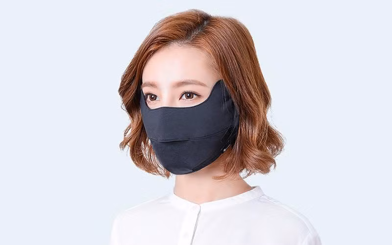 Khẩu trang muốn phát huy hiệu quả tốt nhất nên phủ kín mặt, chừa hai mắt đeo kính. Ảnh minh họa.