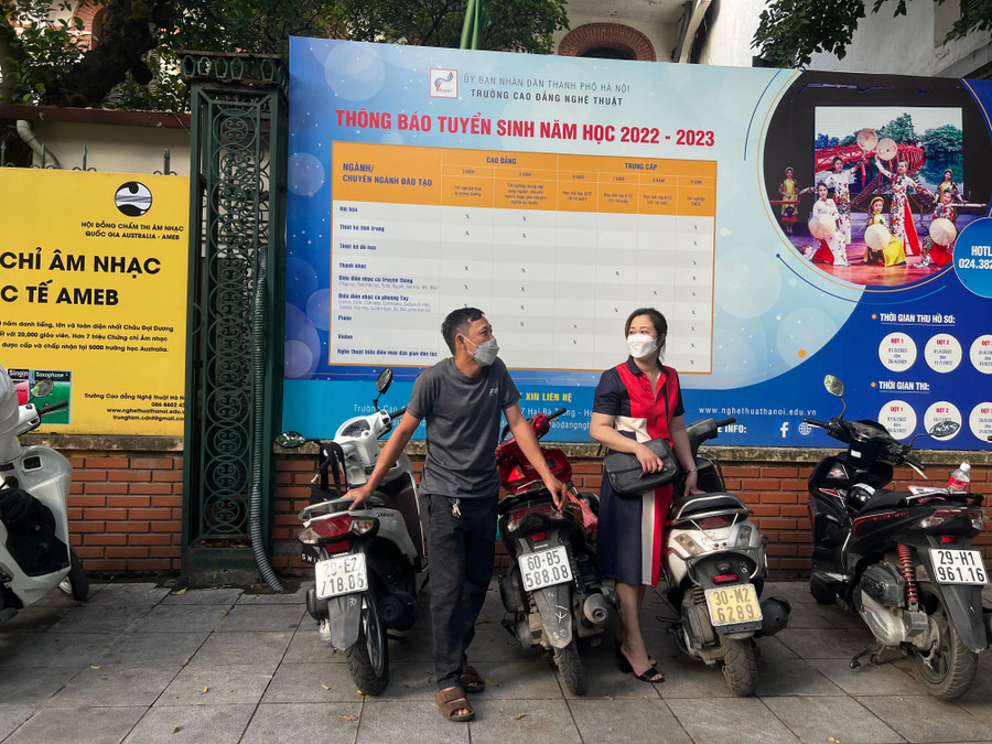 Nhiều người không ngần ngại đứng dưới nắng để chờ đợi con em mình.