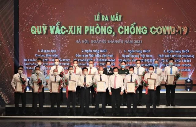 Đông đảo doanh nghiệp tham gia ủng hộ Quỹ vắc xin phòng, chống Covid-19. Ảnh: VGP.