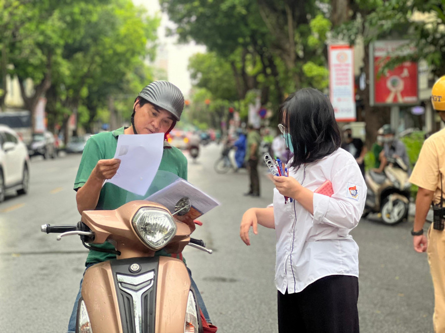 Kiểm tra kĩ giấy tờ cho con trước khi bước vào điểm thi.