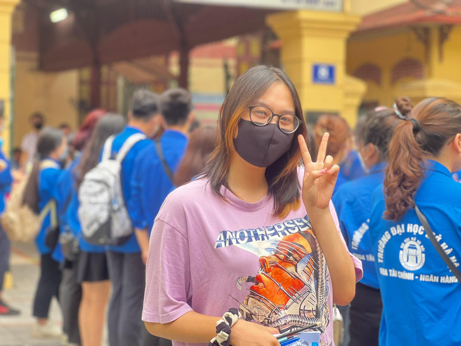 Em Lê Ngọc Yến Vy phấn khởi bước ra khỏi cổng thi. Em Lê Ngọc Yến Vy phấn khởi bước ra khỏi cổng thi.