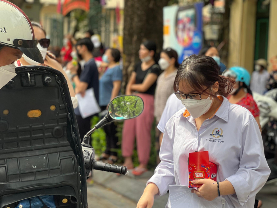 Phụ huynh luôn sát cánh bên thí sinh trong kỳ thi quan trọng.