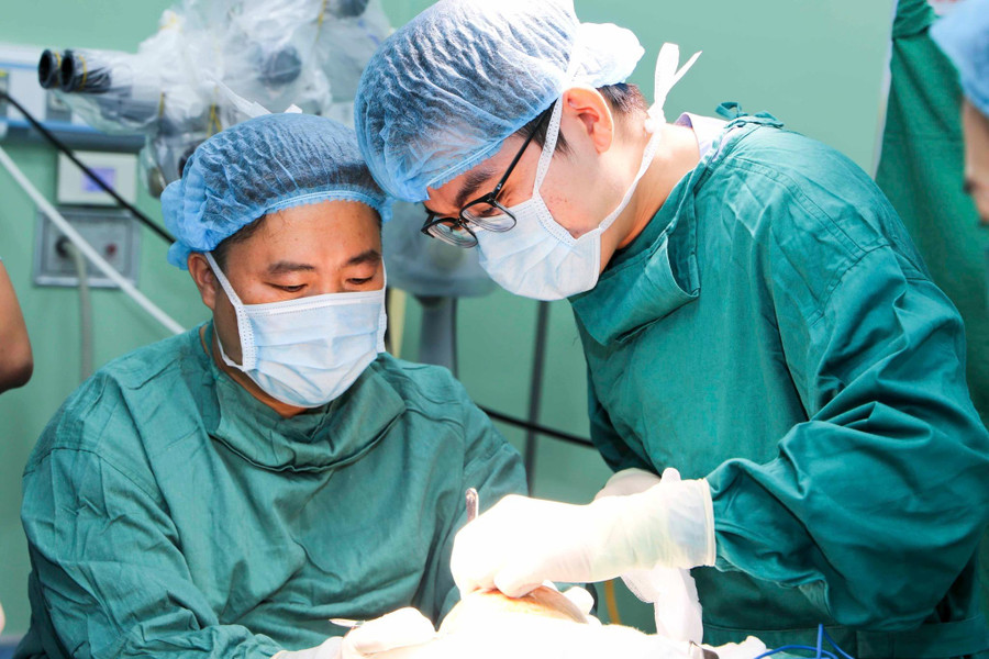 Bệnh nhi trải qua ca phẫu thuật kéo dài 6 tiếng đồng hồ. Ảnh: BV. Bệnh nhi trải qua ca phẫu thuật kéo dài 6 tiếng đồng hồ. Ảnh: BV.
