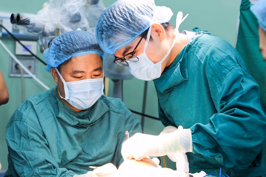 Bệnh nhi trải qua ca phẫu thuật kéo dài 6 tiếng đồng hồ. Ảnh: BV.