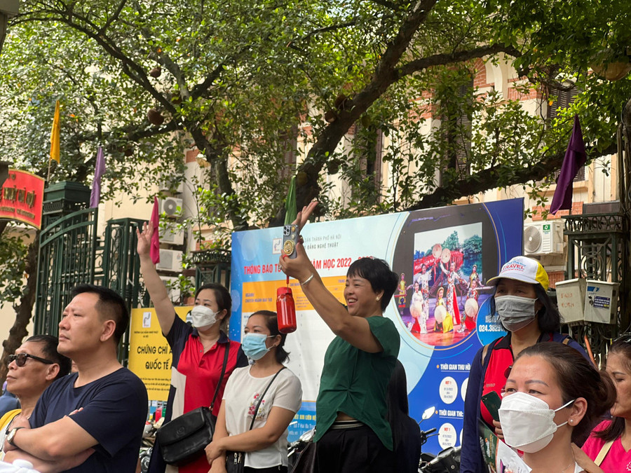 Vẫy tay gọi tên khi phát hiện con bước ra khỏi cổng trường...