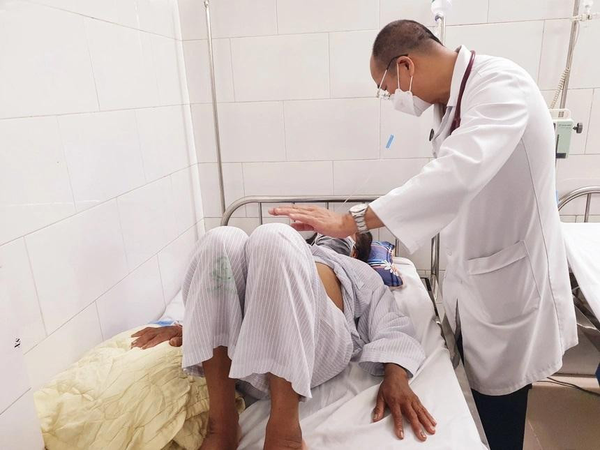 PGS.TS Đỗ Duy Cường, Giám đốc Trung tâm Bệnh nhiệt đới, thăm khám cho bệnh nhân sốt xuất huyết. Ảnh: MT. PGS.TS Đỗ Duy Cường, Giám đốc Trung tâm Bệnh nhiệt đới, thăm khám cho bệnh nhân sốt xuất huyết. Ảnh: MT.