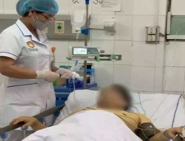 Bệnh nhân nhập viện trong tình trạng sốt cao liên tục, phù nhẹ toàn thân, không tự đi lại được. Nguồn: BV. Bệnh nhân nhập viện trong tình trạng sốt cao liên tục, phù nhẹ toàn thân, không tự đi lại được. Nguồn: BV.