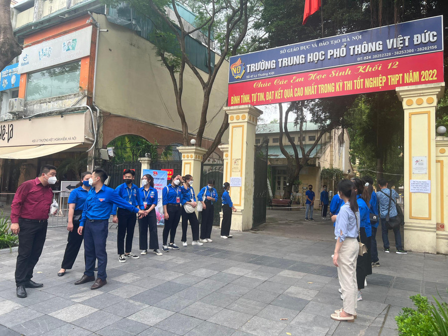 Nhóm tình nguyện viên nhiệt tình hướng dẫn thí sinh từ cổng trường, cho đến cổng phòng thi.