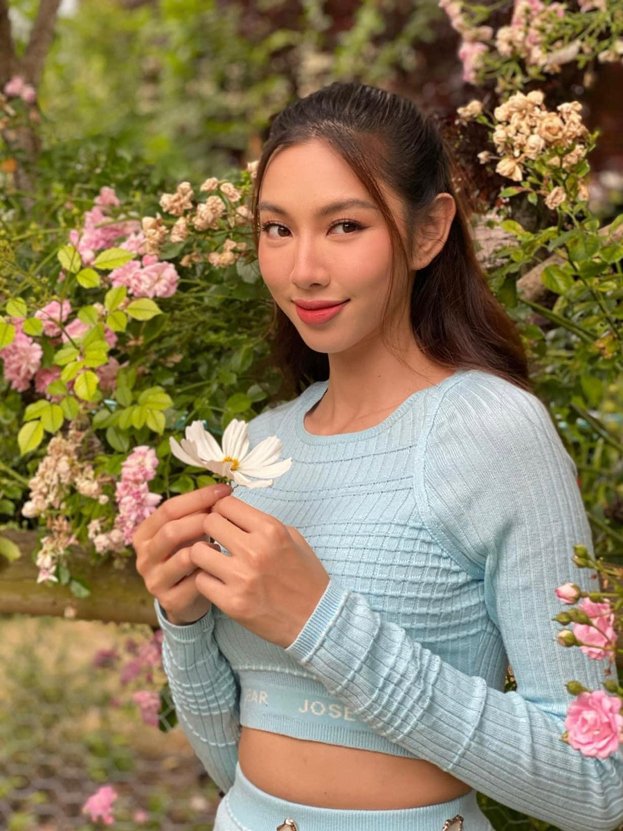 Người đẹp sử dụng tông trang điểm màu nude ngọt ngào, tóc uốn xoăn bồng bềnh. Ảnh: FBNV.