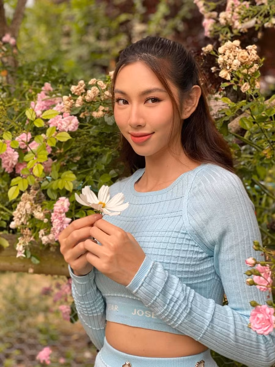 Người đẹp sử dụng tông trang điểm màu nude ngọt ngào, tóc uốn xoăn bồng bềnh. Ảnh: FBNV.