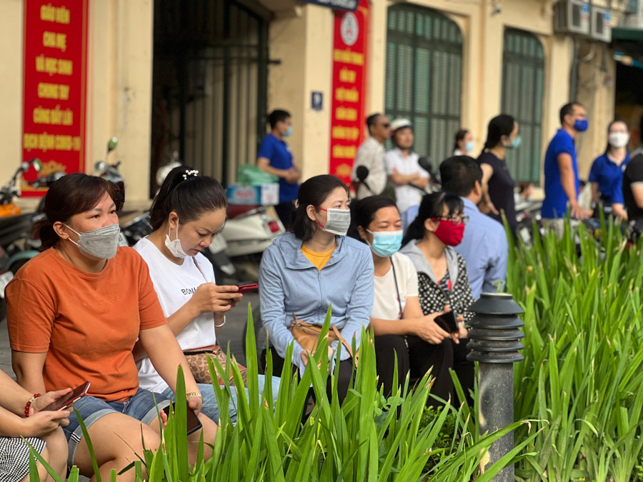 Thời tiết hửng nắng bắt đầu oi bức, nhiều phụ huynh đã toát mồ hôi...