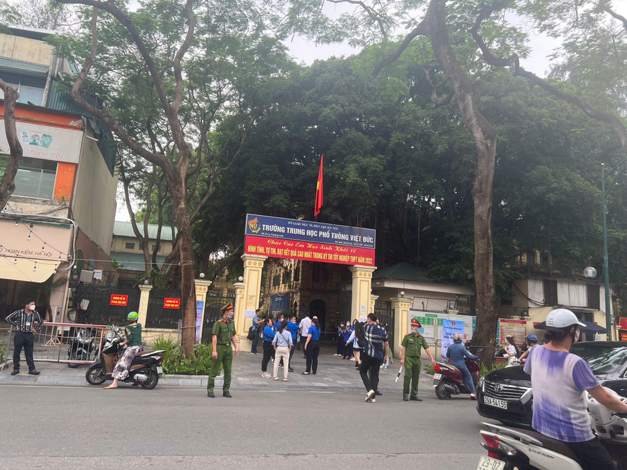 Điểm thi THPT Việt Đức có nhiều sinh viên tình nguyện và lực lượng công an tham gia hỗ trợ thí sinh, giao thông thông thoáng.