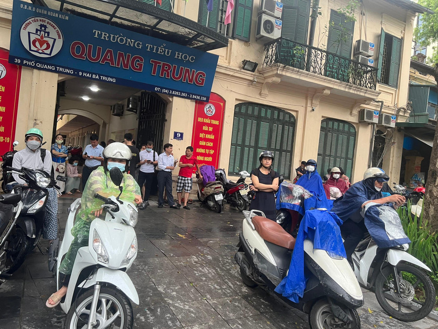 Mặc dù trời mưa, nhiều phụ huynh sau khi tiễn con vào trường thi vẫn nán lại đợi đến cuối giờ để đón. Mặc dù trời mưa, nhiều phụ huynh sau khi tiễn con vào trường thi vẫn nán lại đợi đến cuối giờ để đón.