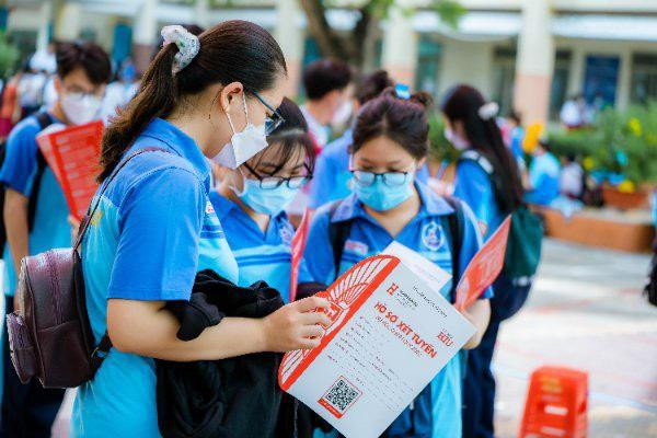 Học sinh nộp hồ sơ xét tuyển vào HIU. Học sinh nộp hồ sơ xét tuyển vào HIU.