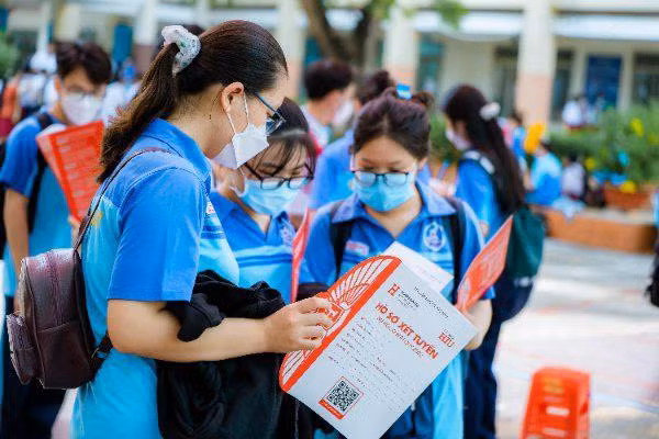 Học sinh nộp hồ sơ xét tuyển vào HIU.