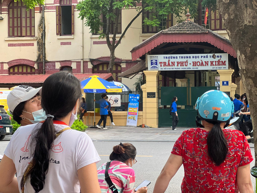 Chị Hải cùng nhiều phụ huynh chờ con thi ngoài cổng trường. Chị Hải cùng nhiều phụ huynh chờ con thi ngoài cổng trường.