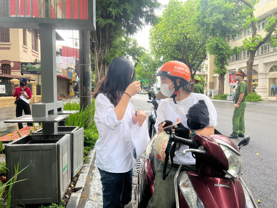 &quot;Cố gắng lên nhé&quot; cùng ánh mắt biết nói của người mẹ là động lực vô bờ bến với cô gái nhỏ...