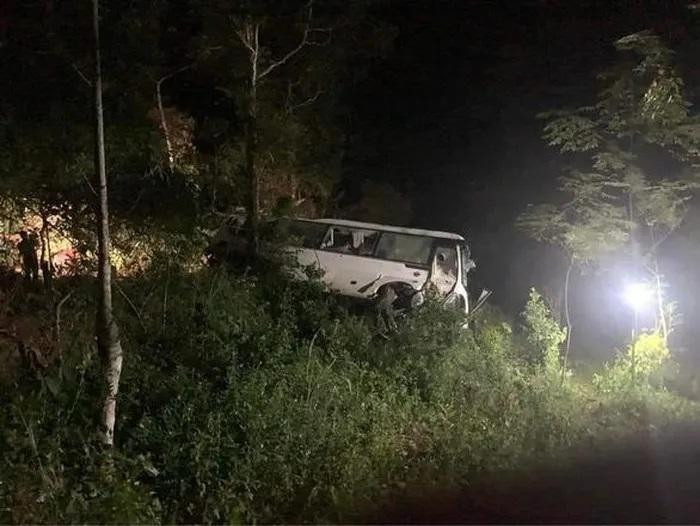 Chiếc xe lật dưới taluy âm đường tỉnh lộ 316H. Ảnh: D.C. Chiếc xe lật dưới taluy âm đường tỉnh lộ 316H. Ảnh: D.C.