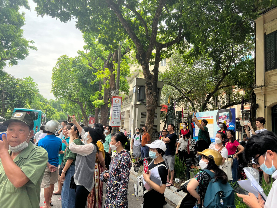 Sắp hết giờ thi, phụ huynh ngóng chờ các con ngoài cổng trường.