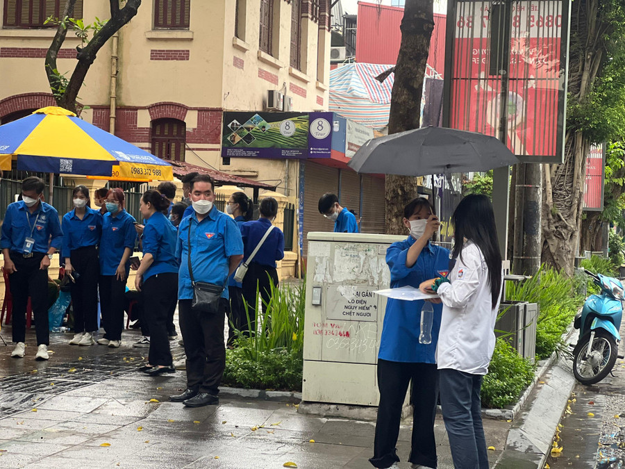 Đầu giờ vào phòng thi, mưa lác đác rơi, thí sinh được tình nguyện viên trực sẵn ở cổng điểm thi để đón vào trường bằng ô khiến các phụ huynh rất vui vì sự chu đáo. Đầu giờ vào phòng thi, mưa lác đác rơi, thí sinh được tình nguyện viên trực sẵn ở cổng điểm thi để đón vào trường bằng ô khiến các phụ huynh rất vui vì sự chu đáo.