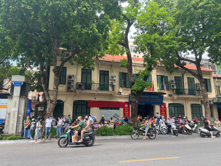 Con vào phòng thi, cha mẹ không ngừng hướng mắt dõi theo. Con vào phòng thi, cha mẹ không ngừng hướng mắt dõi theo.