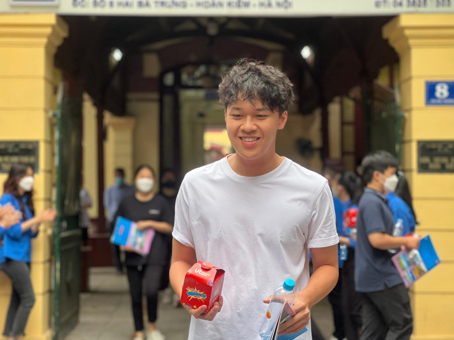 Thí sinh cười tươi bước ra từ điểm thi.