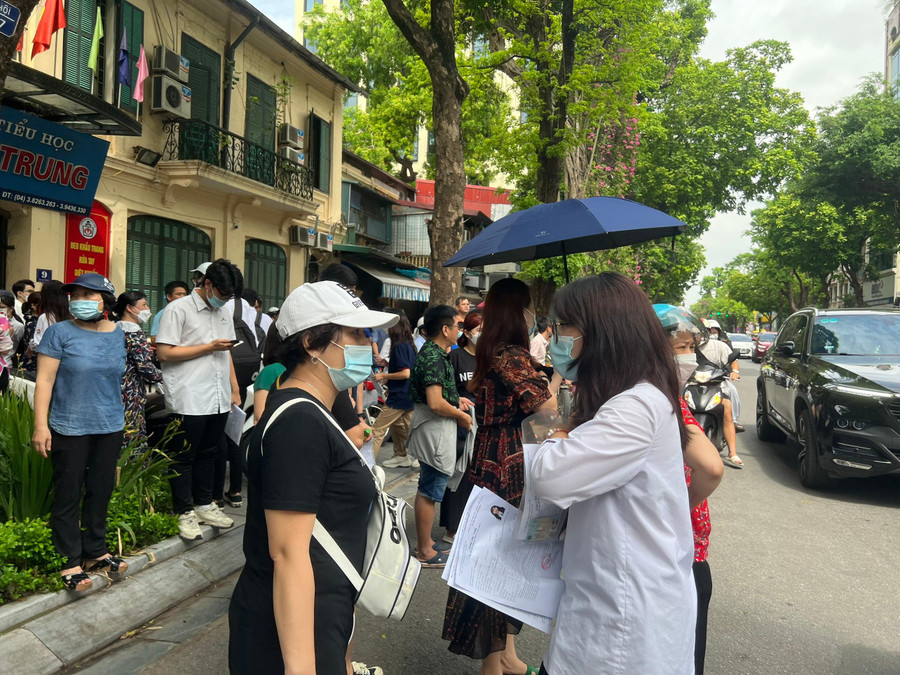 Con vừa ra khỏi trường thi, mẹ vội vàng hỏi han, động viên con.