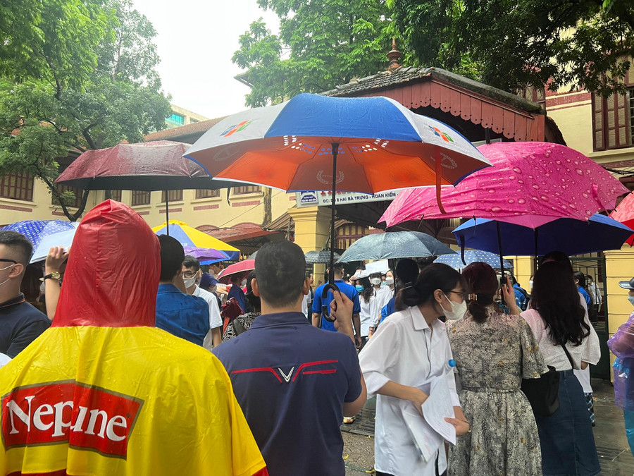 Nhiều phụ huynh nhà gần mang theo ô chờ sẵn ngay cổng trường. Nhiều phụ huynh nhà gần mang theo ô chờ sẵn ngay cổng trường.