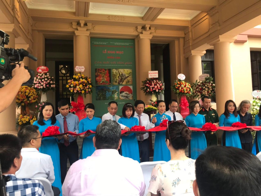 Đại biểu thực hiện nghi thức cắt băng khai mạc triển lãm Đại biểu thực hiện nghi thức cắt băng khai mạc triển lãm