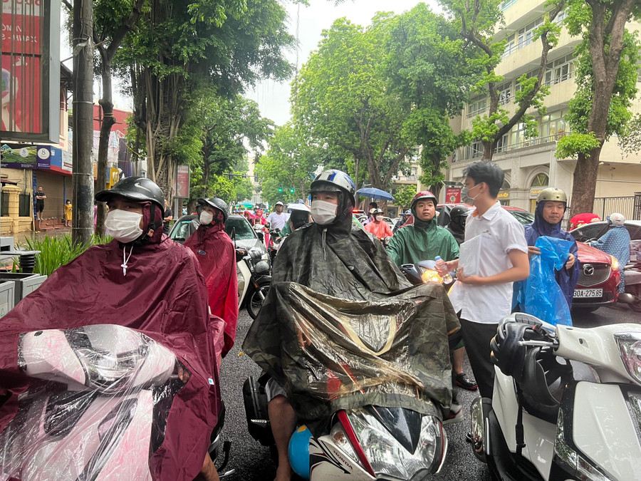 Trước cổng trường thi phụ huynh sẵn sàng áo mưa chờ đón con. Trước cổng trường thi phụ huynh sẵn sàng áo mưa chờ đón con.