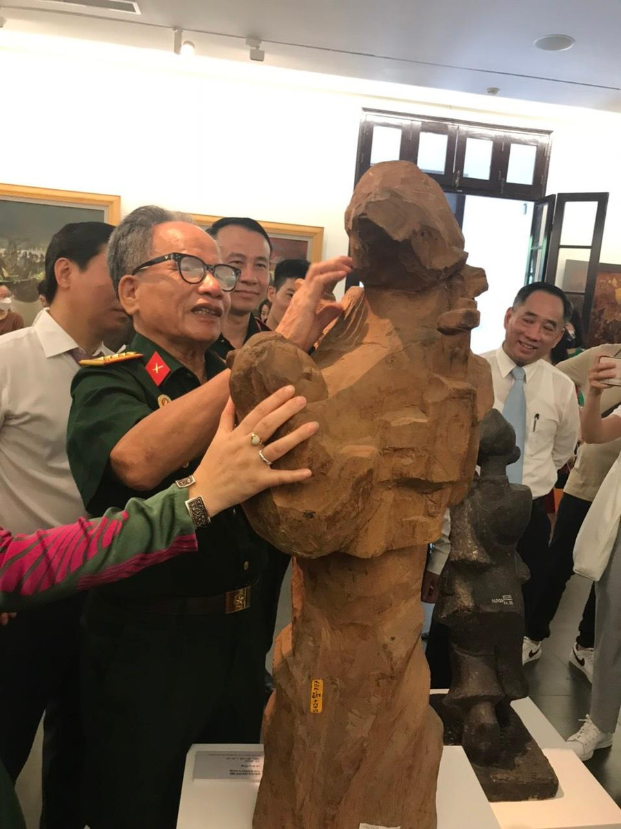 Tác giả Lê Duy Ứng đang giới thiệu tác phẩm của mình - Bài ca người mẹ. Tác giả Lê Duy Ứng đang giới thiệu tác phẩm của mình - Bài ca người mẹ.