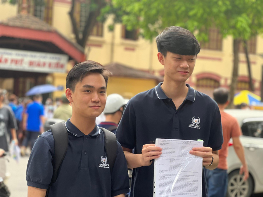 Thí sinh mừng vui chia sẻ khoảnh khắc sau khi thi xong môn Ngữ văn.