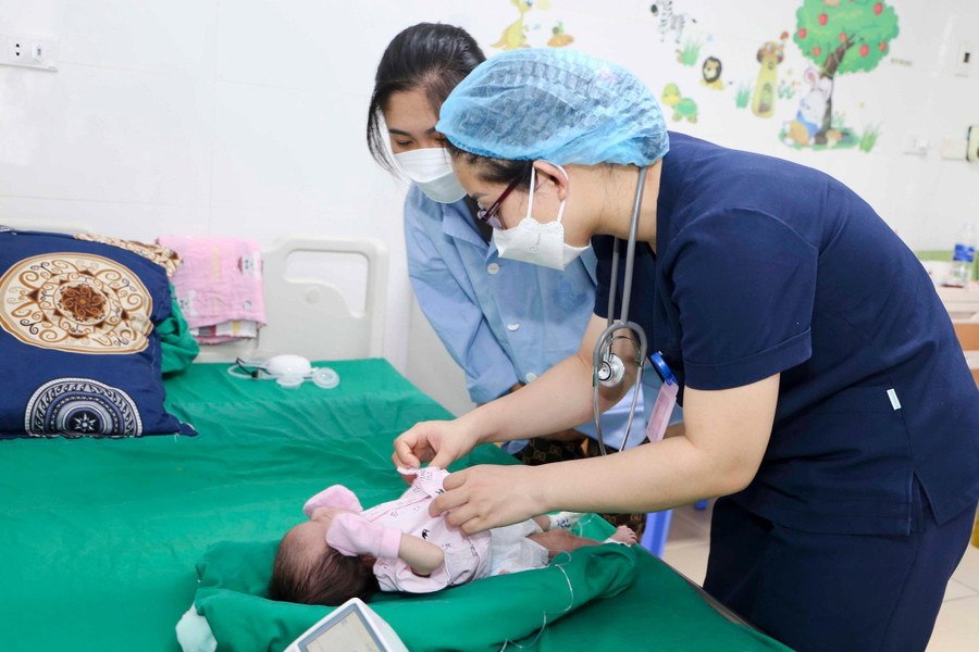 Bệnh nhi ổn định sau phẫu thuật. Ảnh: BV. Bệnh nhi ổn định sau phẫu thuật. Ảnh: BV.