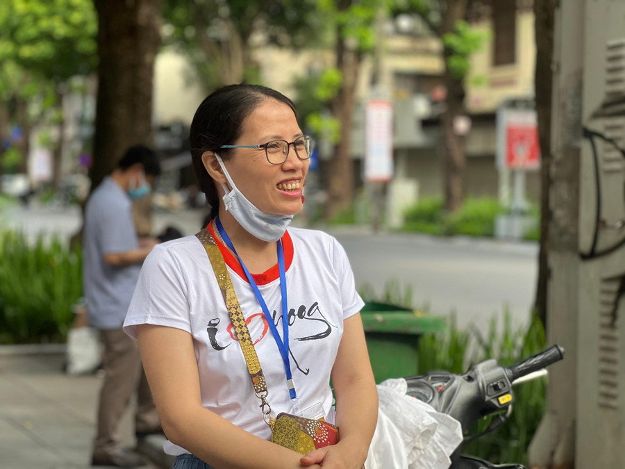 Chị Nguyễn Thị Thanh Hải (Minh Khai, Hà Nội) luôn vui vẻ, mong con thi thoải mái. Chị Nguyễn Thị Thanh Hải (Minh Khai, Hà Nội) luôn vui vẻ, mong con thi thoải mái.